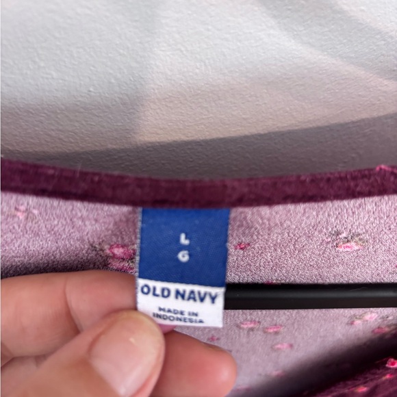 Old Navy Red and White Ruched 3/4 Sleeve Blouse - Picture 3 of 3